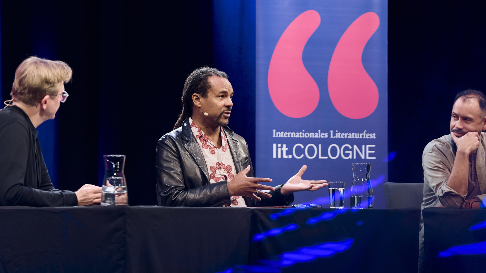Colson Whitehead bei einer Veranstaltung zu seinem neuen Roman "Cool Machine" mit Richard Barenberg zu seiner Rechten und Tobias Rüther zu seiner Linken.