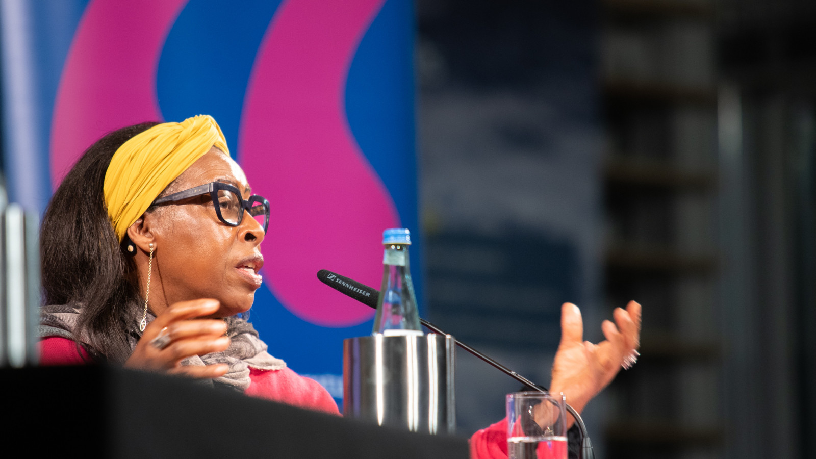 Scholastique Mukasonga am Mikrophon, im Hintergrund das Logo der lit.COLOGNE