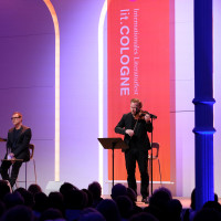 lit.COLOGNE 2018: Das Zusammenspiel von Daniel Hope (r.) und Sebastian Koch in der Flora. © Ast/Jürgens