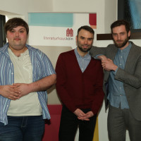 lit.COLOGNE 2018: Der NRW-Förderpreis ging an David Krause (l.) und Bastian Schneider. Dorian Steinhoff (r.) führte durch den Abend. © Ast/Jürgens