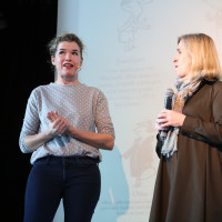 lit.COLOGNE 2018: Anke Engelke (l.) mit Angela Maas aus dem Programmteam der lit.kid.COLOGNE. © Ast/Jürgens