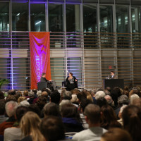 lit.COLOGNE 2018: Naira Gelaschwili (m.) mit Moderator Günter Kaindlstorfer (l.) und Boris Aljinovic. © Ast/Jürgens