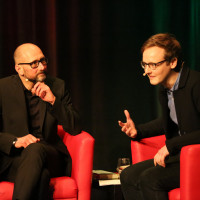 lit.COLOGNE 2018: Heinrich Steinfest (l.) mit Moderator Florian Kessler. © Ast/Jürgens