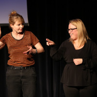 lit.COLOGNE 2019: Annette Frier und Gebärdensprachdolmetscherin Bianca Steiger © Ast/Juergens