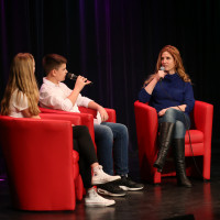 lit.COLOGNE 2019: Schüler-für-Schüler-Projekt: Ursula Poznanski mit den Moderatoren des Abtei-Gymnasiums Brauweiler © Ast/Juergens