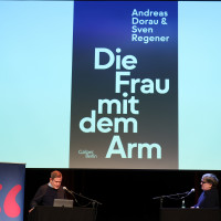 lit.COLOGNE 2023: Sven Regener, Andreas Dorau und die Frau mit dem Arm ©Ast/Juergens