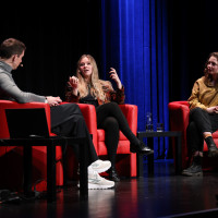 lit.COLOGNE 2023: Klasse-Buch - Linda Kastrup & Aimée van Baalen: #dieerdebrennt. Wie weit gehen wir? Mod.: Benni Bauerdick ©Kai Schulz