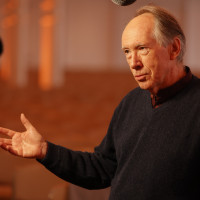 lit.COLOGNE 2023: Ian McEwan. Ein Jahrhundertschriftsteller gibt Auskunft. Mit Ulrich Noethen, Mod.: Bernhard Robben ©Kai Schulz