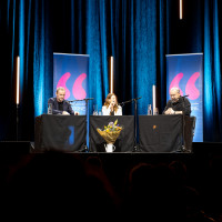 lit.COLOGNE 2024: 08.03. „Wollen Sie mir weismachen, Sie bauten eine Zeitmaschine?“* – Die seriöse Wissenschaft des Zeitreisens. Mit Mark Waschke, Lavinia Wilson und Knut Elstermann ©Katja Tauber