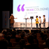 lit.COLOGNE 2025: 24.03. KlasseBuch: Ute Krause – Die Muskeltiere und die verflixte 13 - lassmalesen ©Katja Tauber