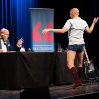 lit.COLOGNE 2025: 25.03. Gedichte unter erschwerten Bedingungen – ein literarischer Tanz am Abgrund der Komik. Mit Michael Lentz und Uli Winters ©Hieronymus Rönneper