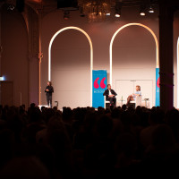 lit.COLOGNE 2025: 25.03. Hotel Matze live – Caroline Wahl über Ehrgeiz, Erfolg und das Schreiben. DGS: Cornelia Versin ©Katja Tauber