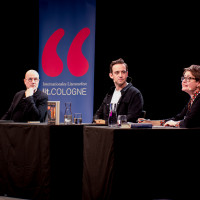 lit.COLOGNE 2025: 25.03. Ein ungezähmtes Tier – mit Joël Dicker und Christian Berkel. Mod.: Carine Debrabandère ©Katja Tauber