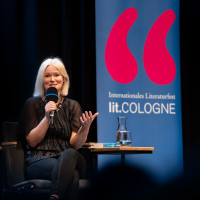 lit.COLOGNE 2025: 26.03.: Hinter dem Sturm wartet die Freiheit – mit Cecelia Ahern und Milena Karas. Mod.: Margarete von Schwarzkopf © Hieronymus Rönneper