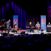 lit.COLOGNE 2025: 26.03.: Das große Finale der Krimireihe um Gereon Rath – mit Volker Kutscher und Fritzi Haberlandt, Musik von Julian und Roman Wasserfuhr und Jörg Brinkmann © Katja Tauber