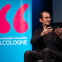 lit.COLOGNE 2025: 28.03. Deine Welt sind die … Särge!? Wie viel „Dracula“ steckt in „Heidi“? Mark Benecke, Peter Otto Büttner und Mavie Hörbiger über zwei Ikonen der Weltliteratur . Mod.: Tobias Rüther ©Hieronymus Rönneper