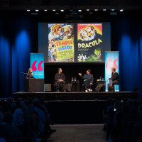 lit.COLOGNE 2025: 28.03. Deine Welt sind die … Särge!? Wie viel „Dracula“ steckt in „Heidi“? Mark Benecke, Peter Otto Büttner und Mavie Hörbiger über zwei Ikonen der Weltliteratur . Mod.: Tobias Rüther ©Hieronymus Rönneper