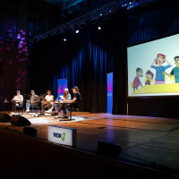 lit.COLOGNE 2025: 30.03. DEINE FREUNDE und Sebastian Stuertz – Tür zu, es zieht! Hausenheim Hood News und Kinderlalaland. Geschichten von und mit der coolsten Kinderband der Welt ©Katja Tauber