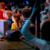 lit.COLOGNE 2025: 30.03. DEINE FREUNDE und Sebastian Stuertz – Tür zu, es zieht! Hausenheim Hood News und Kinderlalaland. Geschichten von und mit der coolsten Kinderband der Welt ©Katja Tauber
