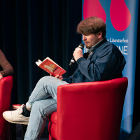 lit.COLOGNE 2025: 19.03. Russische Spezialitäten – Dmitrij Kapitelman erzählt von Heimat, Krieg und Familiensinn. Mod.: Lara Sielmann ©Hiernonymus Rönneper