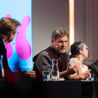 lit.COLOGNE 2026: 07.03. Zur Eröffnung: Julian Barnes und Robert Habeck über Wahrheit und Dichtung Mit Frank Arnold Mod.: Tobias Rüther © Hieronymus Rönneper