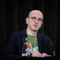 lit.COLOGNE 2026: 22.03. VA112 Dichterolympia - Mehr oder weniger Sportliches aus der Literaturgeschichte Mit Benno Fürmann, Nina Kunzendorf und Jakob Hein Konzept: Felix Lindner © Katja Tauber