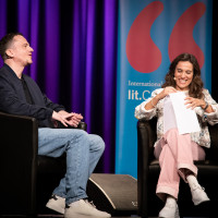 lit.COLOGNE 2026: 22.03. VA114 Buchpremiere! Christian Huber Solange ein Streichholz brennt Mod.: Mona Ameziane © Katja Tauber