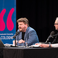 lit.COLOGNE 2026: 22.03. VA115 ,,Sagen, was man denkt. Und vorher was gedacht haben!" Alexander Solloch und Olli Dittrich über den unverwechselbaren Harry Rowohlt © Hieronymus Rönneper