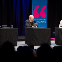 lit.COLOGNE 2026: 20.03. VA117 Salman Rushdie: Die elfte Stunde. Mit Ulrich Noethen © Hieronymus Rönneper