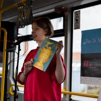 lit.COLOGNE 2026: 10.03. VA208 VorschulBus-Lesung: Jule Wellerdiek - Ein Pokal für den Schakal © Hieronymus Roenneper