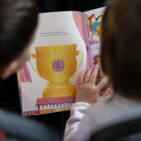 lit.COLOGNE 2026: 10.03. VA208 VorschulBus-Lesung: Jule Wellerdiek - Ein Pokal für den Schakal © Hieronymus Roenneper