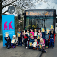 lit.COLOGNE 2026: 10.03. VA208 VorschulBus-Lesung: Jule Wellerdiek - Ein Pokal für den Schakal © Hieronymus Roenneper