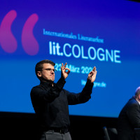 lit.COLOGNE 2026: 10.03. VA22 ,,Ich will aber! Ich will!" - Ein Abend über Trotz und Trotzköpfe mit Anneke Kim Sarnau, Matthias Matschke und Knut Elstermann © Hieronymus Rönneper