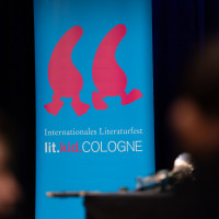 lit.COLOGNE 2026: 11.03. VA222 KlasseBuch: Oliver Pötzsch Lara, Viktor und der Zauberbaum © Hieronymus Rönneper