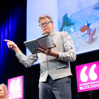 lit.COLOGNE 2026: 14.03. VA242 Philipp Schepmann liest Ingo Siegner: Lustige Abenteuer mit Matilda, Oskar und dem Drachen Kokosnuss Mod.: Nina Heuser © Hieronymus Rönneper