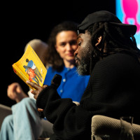 lit.COLOGNE 2026: 19.03. VA268 KlasseBuch: Jason Reynolds – 24 Sekunden ab jetzt, Mod.: Maral Bazargani © Hieronymus Roenneper