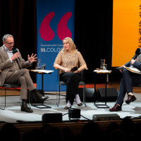 lit.COLOGNE 2026: 18.03. VA79 Westend – Volker Kutscher und Kat Menschik erzählen ein grandioses Kapitel der Krimireihe um Gereon Rath. Mit Julian und Roman Wasserfuhr und Jörg Brinkmann Mod.: Thomas Böhm © Hieronymus Rönneper