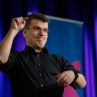 lit.COLOGNE 2026: 19.03. VA89 NACHSITZEN! Christiane Paul, Dimitrij Schaad und Tijan Sila drücken die Schulbank © Katja Tauber