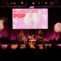 lit.COLOGNE POP 2026: 06.03. lit.COLOGNE POP - Freitag Anna Dushime mit „1000 letzte Dates. Wie ich die Liebe suchte und etwas Besseres fand“ Mod.: Lara Sielmann © Ella Seeger