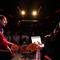 lit.COLOGNE POP 2026: 06.03. lit.COLOGNE POP - Freitag Ozan Zakariya Keskinkılıç mit „Hundesohn“ Mod.: Duygu Ağal © Ella Seeger