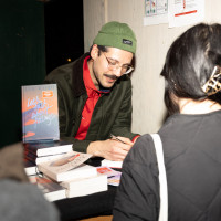 lit.COLOGNE POP 2026: 06.03. lit.COLOGNE POP - Freitag Ozan Zakariya Keskinkılıç mit „Hundesohn“ Mod.: Duygu Ağal © Ella Seeger