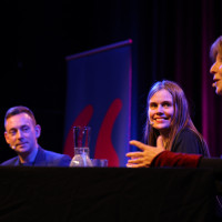 lit.COLOGNE spezial 2023: 03.11.: REYKJAVÍK – MIT RAGNAR JÓNASSON, KATRIN JAKOBSDÓTTIR UND GERD KÖSTER. MOD.: ANGELA SPIZIG ©Ralf Juergens